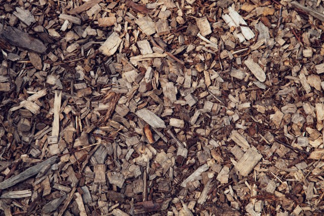 Wat zijn de voordelen van houtsnippers in je tuin?